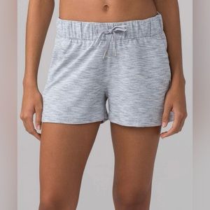 Lululemon On the Fly Short Size 8 in Ice Grey Alpine